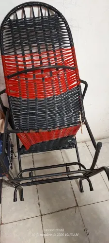 Vendo duas cadeiras de embalo usadas.