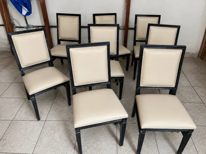 Vendo 8 cadeiras estofadas em couro ? estrutura de madeira