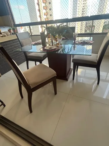 OPORTUNIDADE: MESA DE JANTAR E CADEIRAS INCLUSAS