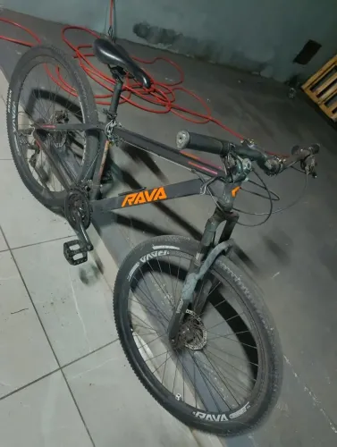 bike aro 29 quadro rava e a outra bike toda Shimano 