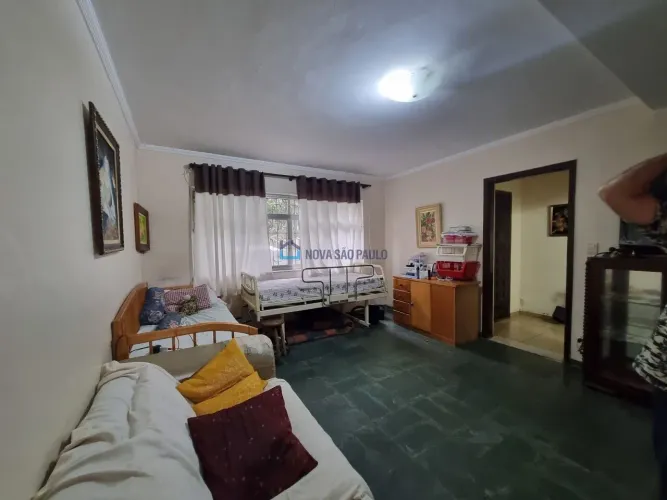 Casa assobradada com 300m², com 03 dormitórios, edícula e piscina, no bairro Parque Jabaqu