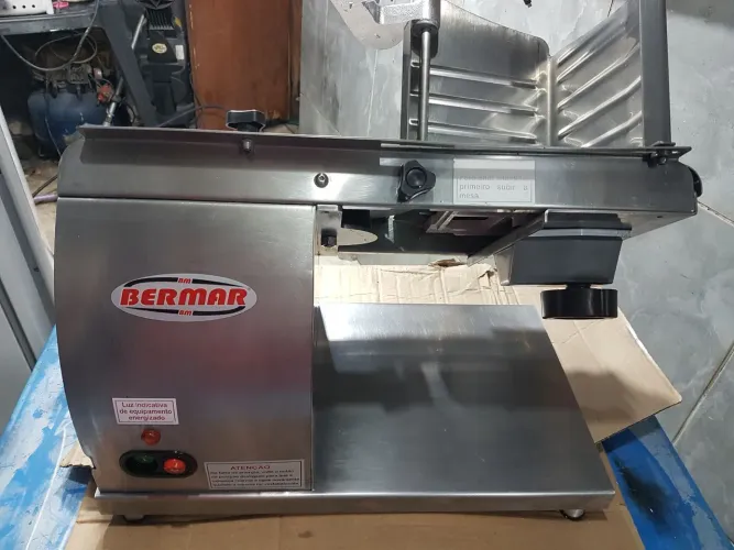 Máquina de fatiar frios nova