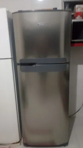 Vendo geladeira semi nova ,interessados chamar no pv