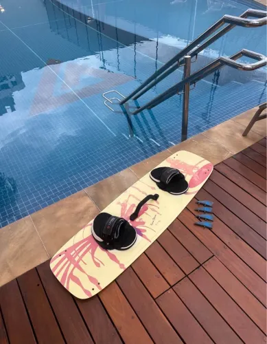 Prancha Wakeboard Kitesurf Híbrida Barco ou Cable, c/ pads Impecável Campinas cambuí