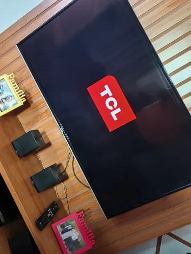 Vendo Tv Tcl 43 polegdas Chama para mais informações sobre a Tv Possui 1 Detalhe