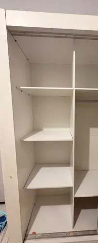 Guarda roupa com marcas de uso