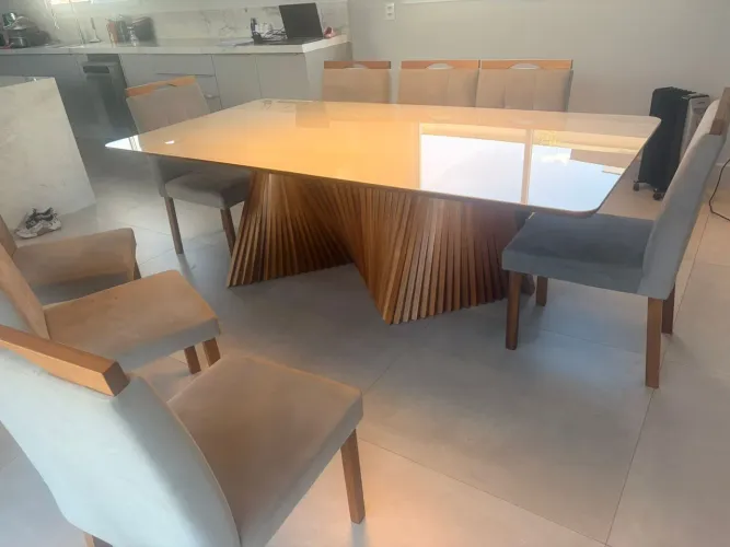 Mesa de jantar com 8 cadeiras