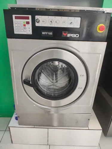 Máquina de lavar industrial com placa defeituosa
