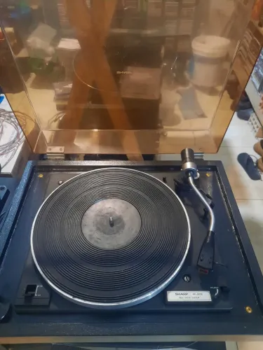 Toca disco sharp .
