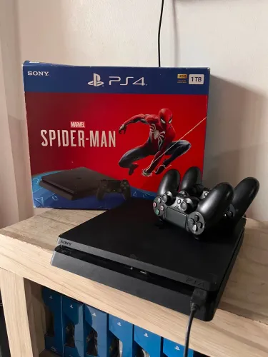 PlayStation 4 1 terá + 2 controles e contra grátis com jogos