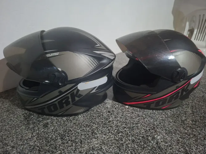 Vendo dois capacetes tamanho 58