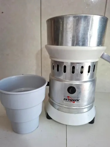 Espremedor de Laranja Industrial (Extrator de Suco) Bivolt - Skymsen (Modelo EXB) - Usado 
