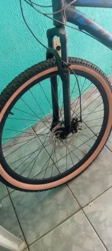 Bicicleta aro 29 detalhe de uso