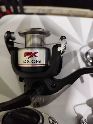 Kit de 4 varas de pesca albatroz manjuba 3 MTS + 4 molinete da Shimano FX 4000fb 2+1.
