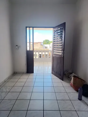 Aluga-se casa no primeiro andar na Serraria