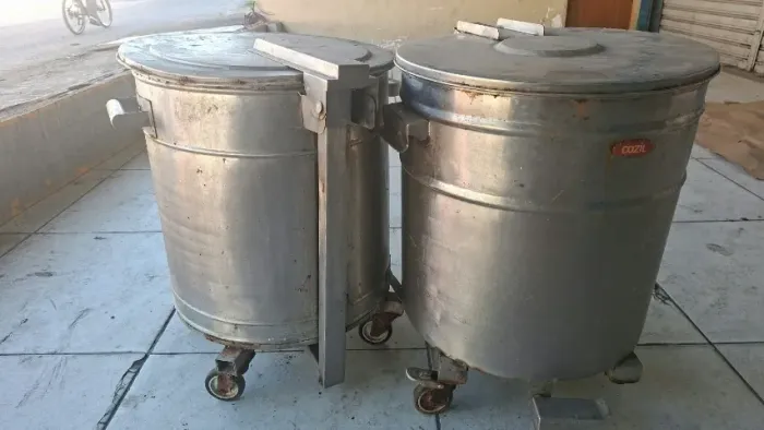 Lixeira de aço inox de 100 litros, com pedal. Valor: 580,00 reais cada.