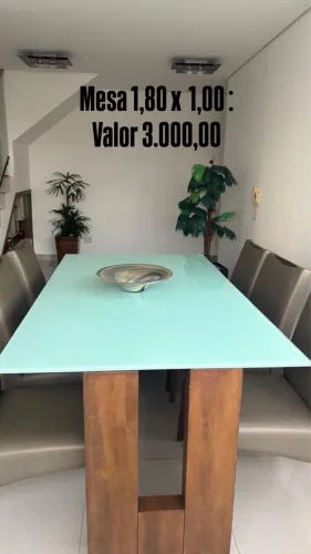 Sala de jantar com seis cadeiras