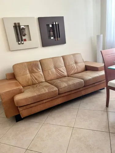 Sofá de couro 3 lugares - estrutura firme - muito confortável
