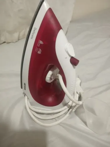 Ferro de passar roupa a vapor