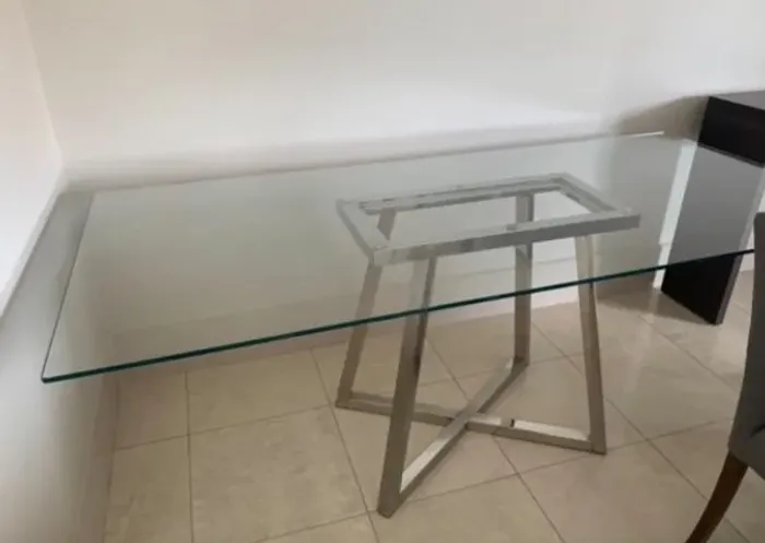 mesa com tampo de vidro temperado e base em inox