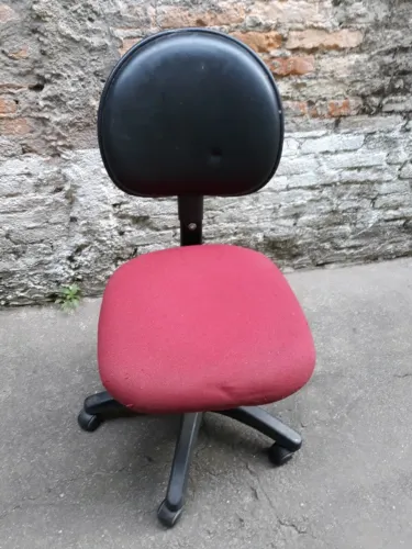 Cadeira vermelho e preto