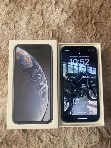 Celular todo original muito novo, com apenas uma pequena mancha na parte de baixo da tela.