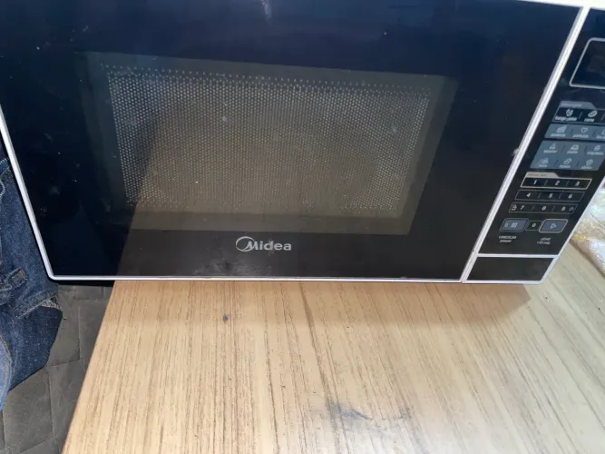 Micro-ondas Midea em Ótimo Estado