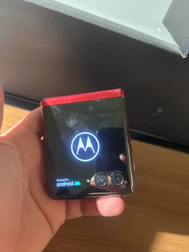 Vendo Motorola Razr 40 Ultra Vermelho Pantone (Tela Principal Danificada)