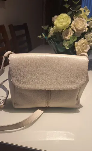 Bolsa off White em couro Doramila