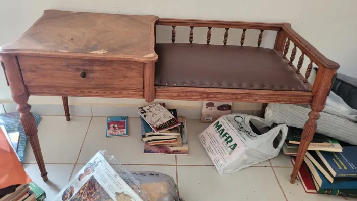 Mesa de telefone antiga