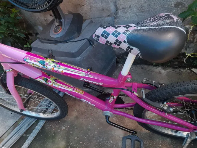 Bicicleta aro 20 rosa feminina muito nova ideal pro dia das crianças