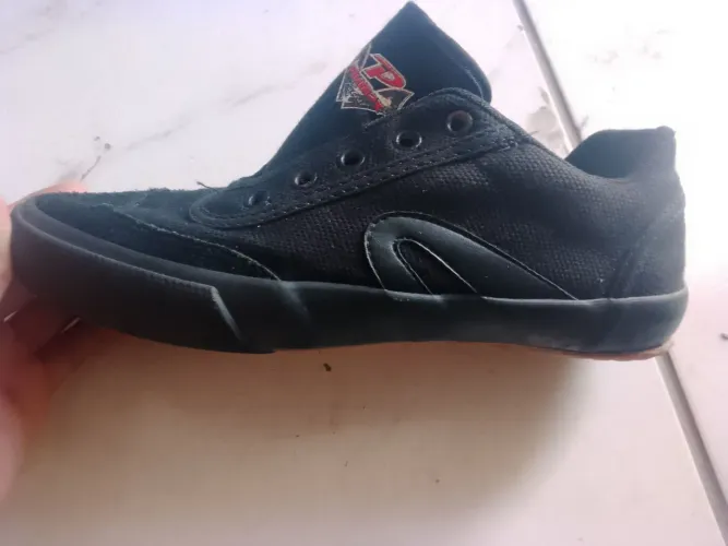 quero vender essas três chuteiras duas de society uma de futsal 