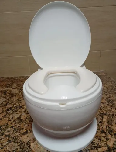 Troninho infantil que faz barulho de descarga ( nunca usado).