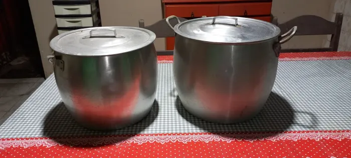 Vendo duas panelas de alumínio tamanho grande