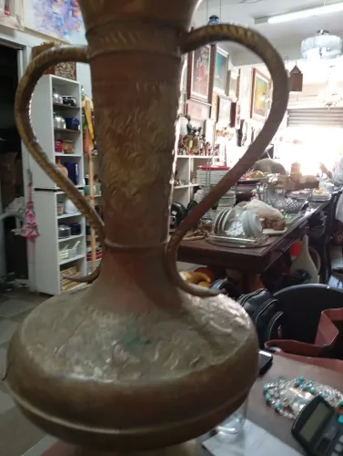 Ânfora antiga turca em metal com alças