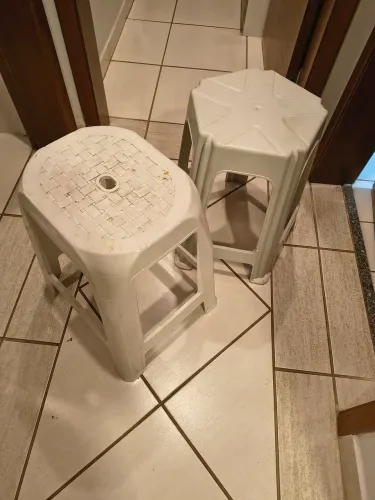 2 bancos de plástico resistente 