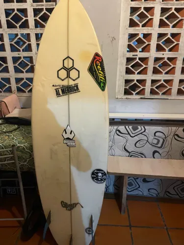 vendo prancha de surf com apenas um defeito para fazer