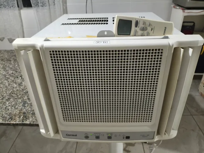 AR condicionado Consul 7.500 Btus, gelando bem.