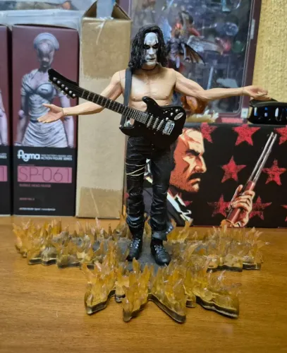 Figura Eric Draven do filme The Crow (O Corvo) NECA completo, detalhe na base!