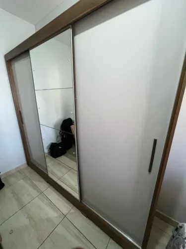 VENDE -SE GUARDA ROUPA