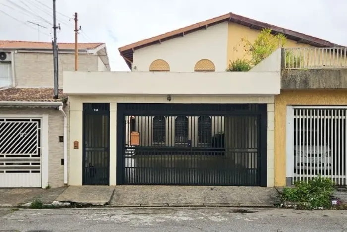 Sobrado para venda em Vila Santo Antônio com 6 quartos, sendo 1 suíte, 236m²