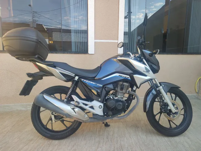 CG TITAN 2023 unico dono com suporte e bauleto GIVI grande!
