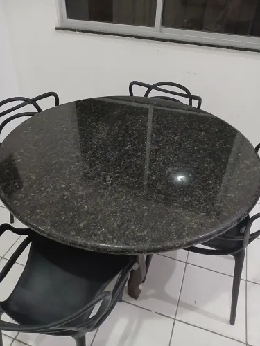 Conjunto de mesa redonda em granito com cadeiras pretas