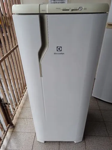 Geladeira seminova, lindíssima, super conservada, marca Electrolux 127 volts, gelo seco.