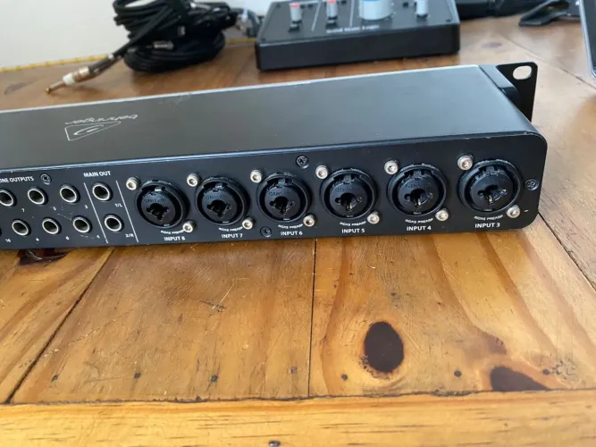 BEHRINGER U-PHORIA UMC1820