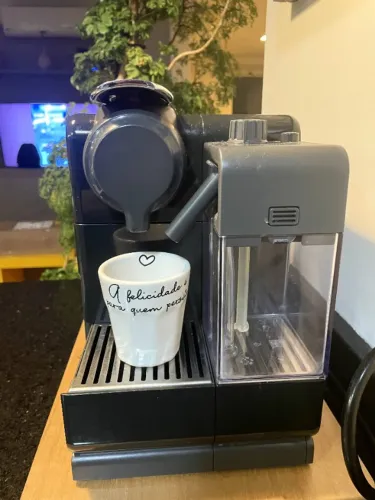 Máquina de Café Nespresso Lattissima Touch F521 127V com Espumador de Leite
