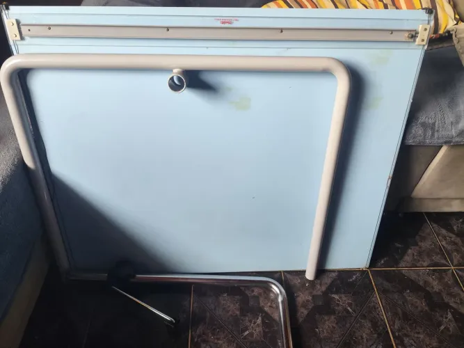 Mesa de desenho técnico com régua paralela