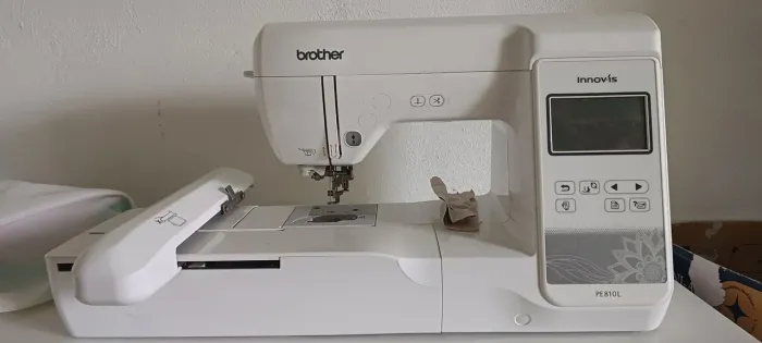 Máquina de Bordar Brother PE810L