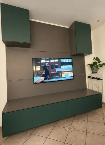 Painel de TV + rack suspenso + armários aéreos - móveis planejados