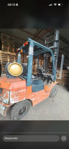 Empilhadeira Toyota (ano 2006) 